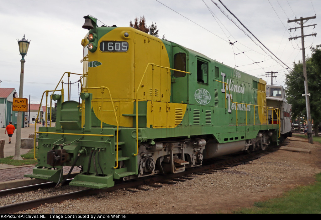 Illinois Terminal 1605 poses with the Caboose Train after disembarking the last run of the weekend